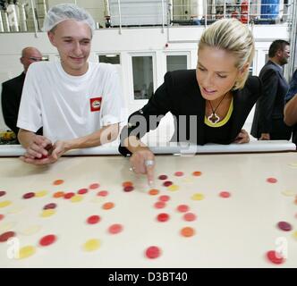 (Dpa) - Tedesco top model Heidi Klum ispeziona "Heidi Klum frutto delle gengive' presso il nuovo frutto Katjes gum e lakritz nella factory di Emmerich, Germania, 20 settembre 2003. Il modello ha aperto la nuova fabbrica e fu onorato con questa edizione speciale di 'monete' da Katjes. Dopo Katjes ha firmato un contratto con la supe Foto Stock