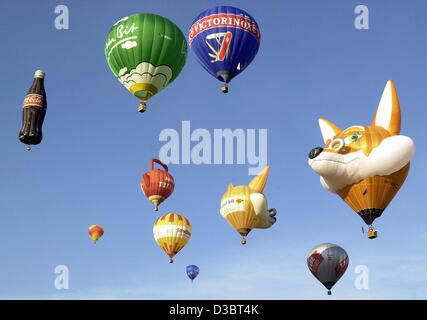 (Dpa) - un certo numero di mongolfiere in forme differenti ascesa nel cielo blu, oltre l'Europa Park Theme Park di Rust, Germania, 18 settembre 2003. Foto Stock