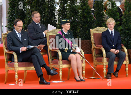 (Dpa) - (L) Principe Lorenz Arciduca d'Austria, la principessa Astrid del Belgio e suo figlio il principe Joachim prendere parte della nazionale belga per le festività di Bruxelles, Belgio, 21 luglio 2005. (Paesi Bassi) Foto Stock