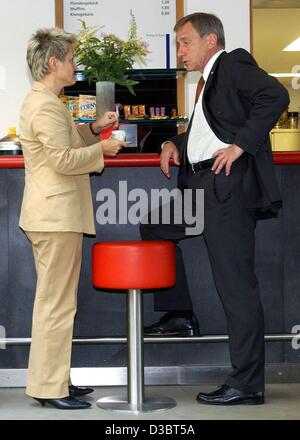 (Dpa) - Tedesco il Ministro dell'Economia Wolfgang Clement e il ministro tedesco della tutela dei consumatori Renate Kuenast hanno una chat al coffee bar davanti a una conferenza stampa a Berlino, 16 settembre 2003. In occasione della conferenza stampa dei ministri ha riferito sui risultati della riunione dell'OMC a Cancun. Foto Stock