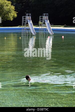 (Dpa) - Un unico uomo prende un ultimo bagno in un vuoto di una piscina pubblica a Kaiserslautern, in Germania, il 14 settembre 2003. La piscina resterà chiusa il giorno successivo per la stagione invernale. Foto Stock