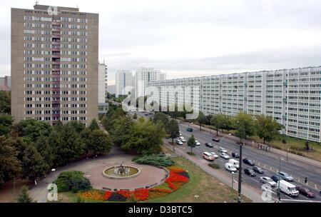 (Dpa) - Una vista di zone di alloggiamento da ex RDT volte nel quartiere di Lichtenberg di Berlino est, 3 settembre 2003. Circa il dieci percento del rinnovato principalmente aree di alloggiamento sono vacanti. Molte delle costruzioni prefabbricate saranno abbattute nel prossimo futuro. Foto Stock