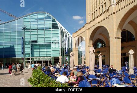 (Dpa) - Una vista dalla piazza del mercato al nuovo department store di Peek & Cloppenburg e una street cafe del centro commerciale Galerie Roter Turm (galleria torre rossa, R), nel centro della città di Chemnitz, Germania orientale, 1 settembre 2003. La storica città di Chemnitz era quasi completamente distrutta Foto Stock