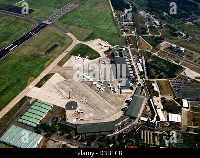 (Dpa) - Una vista aerea mostra l'aeroporto di Schoenefeld di Berlino, 12 giugno 2003. Foto Stock