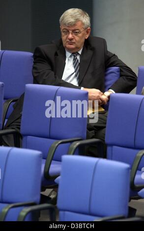 (Dpa) - Il Ministro degli esteri tedesco Joschka Fischer ascolta un dibattito al Bundestag, il tedesco della camera bassa del Parlamento, a Berlino, 11 settembre 2003. Foto Stock