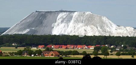 (Dpa) - una alta 80 m mucchio di cloruro di potassio soprannominato 'Monte cristallino' sorge nei pressi della riserva Steinhuder Meer vicino Bokeloh, nella regione di Hannover, Germania settentrionale, 2 settembre 2003. Foto Stock
