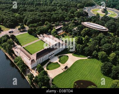 (Dpa) - Una vista sul Castello Bellevue, la residenza ufficiale del Presidente tedesco a Berlino, 12 giugno 2003. L'edificio ovale sulla destra ospita i presidenti dell'ufficio di presidenza. Il castello di Bellevue è stata eretta nel 1785/86 da P.D. Boumann. Questo inizio di peste tre ensemble alato è stato costruito come una città residenc Foto Stock