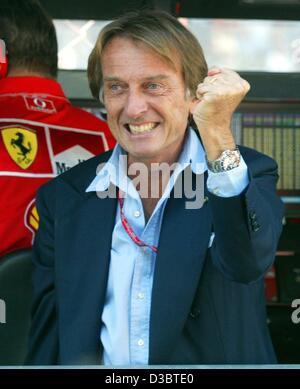 (Dpa) - Italiano il Presidente della Ferrari Luca di Montezemolo die cheers dopo il suo autista terminato i corsi di formazione di qualifica con il miglior tempo in gara di Formula Uno in pista a Monza, Italia, 13 settembre 2003. Foto Stock