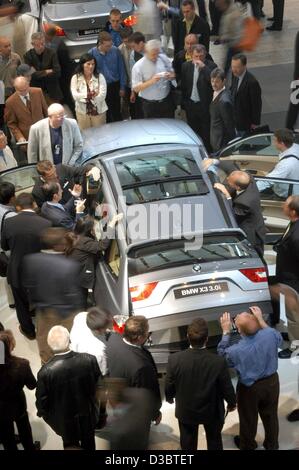 (Dpa) - folla di visitatori presso lo stand del costruttore di automobili BMW durante la International Auto Show (IAA) di Francoforte, 11 settembre 2003. Dal 12 Settembre fino al 21 settembre la fiera con circa un migliaio di exhibitioners da 42 paesi saranno aperte al pubblico. Circa 850.000 visitatori sono attesi. Foto Stock