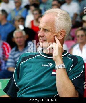 (Dpa) - Iraq nazionale allenatore di calcio, Bernd Stange dalla Germania, nella foto durante una partita amichevole della sua squadra contro la Germania club FC Energie Cottbus a Cottbus, Germania, 7 settembre 2003. Stange, che era stato l'ultimo allenatore della squadra di calcio della ex Repubblica democratica tedesca (RDT), ha una f Foto Stock