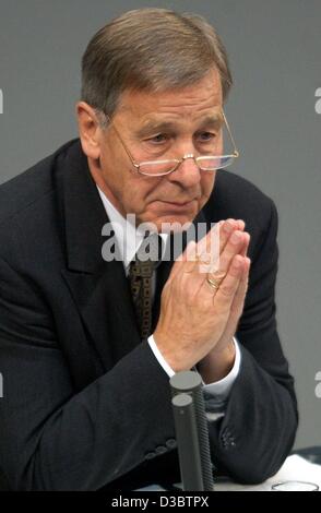 (Dpa) - Tedesco il Ministro dell'Economia Wolfgang Clement parla durante la discussione sul bilancio nel Bundestag a Berlino, 11 settembre 2003. Egli ha chiesto il partito di opposizione CDU per sostenere la riduzione delle imposte le politiche del governo. Foto Stock