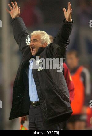 (Dpa) - German National Soccer coach Rudi Voeller cheers dopo che il suo team ha conquistato un obiettivo durante il gruppo cinque Euro 2004 contrapposte del qualificatore di Germania e Scozia a Westfalen Stadium, Dortmund, Germania, il 10 settembre 2003. La Scozia ha perso la partita 1-2, lasciando loro al terzo posto nel gruppo con una rou Foto Stock