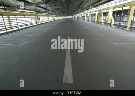 (Dpa) - Una freccia indica la direzione in un vuoto di piano di un parcheggio all'aeroporto di Leipzig/Halle in Schkeuditz, Germania, 24 giugno 2003. Foto Stock