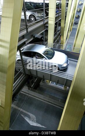 (Dpa) - un'auto passa un ponte che conduce fino al successivo storey in un parcheggio all'aeroporto di Leipzig/Halle in Schkeuditz, Germania, 24 giugno 2003. Foto Stock