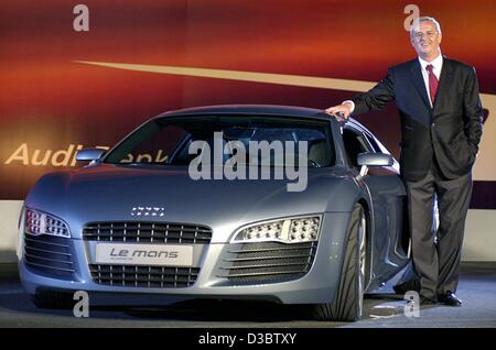 (Dpa) - Martin Winterkorn, Presidente della Audi AG costruttore di automobili, introduce il concetto di studio modello auto " Le Mans quattro' prima dell'inizio dell'international automobile show IAA di Francoforte sul Meno, Germania, 8 settembre 2003. La vettura sportiva il corpo è costituito da alluminio e viene alimentato da un cinque Foto Stock