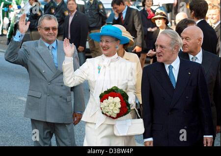 (Dpa) - La Regina Margrethe II di Danimarca e suo marito il principe Henrik (L) onda come essi sono ricevuti dal Presidente tedesco Johannes Rau al loro arrivo a Lubecca, Germania, 5 settembre 2003. Lubecca è la prima fermata del reale danese di coppia che sono in visita ufficiale in Germania. Foto Stock