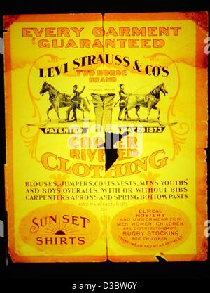 (Dpa) - Uno storico annuncio poster per Levi's jeans è esposto presso il luogo di nascita di Levi Strauss in Buttenheim, Germania, 20 agosto 2003. Il museo è stato aperto presso il luogo di nascita del mitico inventore jeans in 2000. La Levi Strauss è nato il 26 febbraio 1829 il più giovane di sette figli di un Foto Stock