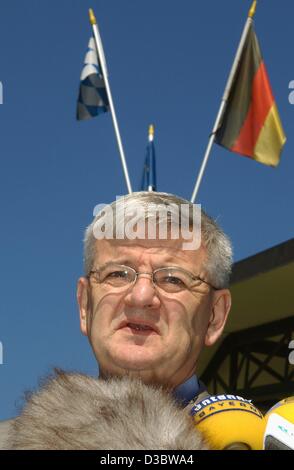 (Dpa) - Il Ministro degli esteri tedesco Joschka Fischer si trova di fronte una Bavarian (L) e tedesco (R) bandiera prima di una convenzione di partito dei Verdi di Miesbach, Baviera, 3 settembre 2003. Elezioni in parlamento regionale della Baviera si terrà il 21 settembre. Foto Stock