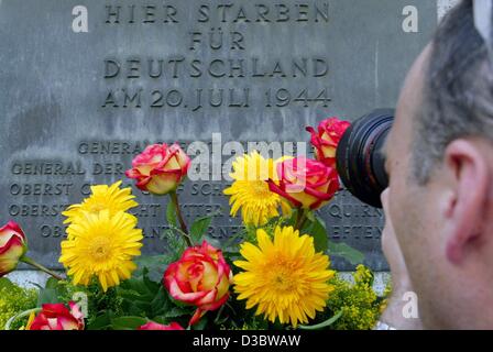 (Dpa) - Un fotografo scatta una foto del memoriale di i combattenti della resistenza del 20 luglio 1944, al Bendler Block di Berlino, 20 luglio 2003. La scrittura si legge "qui è morto per la Germania il 20 Luglio 1944...'. In questa data, ufficiale dell'esercito tedesco e combattente della resistenza Claus Graf Schenk von Stauffenberg un Foto Stock