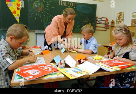 (Dpa) - Le prime livellatrici frequentare la prima lezione sul loro primo giorno di scuola nel villaggio di Goerzig, Germania orientale, 16 agosto 2003. Nella Germania orientale, il numero degli studenti è in calo costante. I motivi sono la diminuzione del tasso di natalità e che molti giovani si allontanano per la Foto Stock