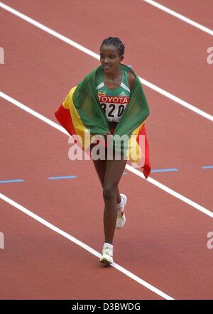 (Dpa) - etiope a lunga distanza runner Tirunesh Dibaba jubilates con la sua bandiera nazionale dopo la vittoria delle donne 5000m finale del nono IAAF Atletica Campionati del Mondo allo Stade de France di Parigi, 30 agosto 2003. Foto Stock