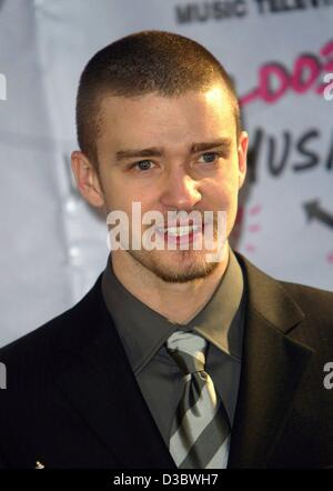 (Dpa) - US cantante Justin Timberlake sorrisi durante gli MTV Video Music Awards di New York, 28 agosto 2003. Egli ha vinto premi nelle categorie di Miglior Video di sesso maschile e Best Pop Video per "Grido di me un fiume', e nella categoria Miglior video di ballo per 'Rock il vostro corpo". Il ventesimo MTV Awards ha avuto luogo nella radio Ci Foto Stock