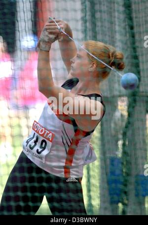 (Dpa) - Tedesco hammer thrower Betty Heidler oscilla il martello durante un tentativo di il lancio del martello la concorrenza del nono IAAF Atletica Campionati del Mondo allo Stade de France di Parigi, 26 agosto 2003. Ella si è qualificato per la finale di due giorni più tardi da rigature 67.46m. Foto Stock