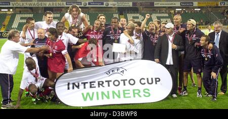 (Dpa) - i giocatori e allenatori del Campionato Italiano prima divisione club di calcio AC Perugia celebrare dopo la UI soccer cup finale AC Perugia contro il VfL Wolfsburg in Wolfsburg, Germania settentrionale, 26 agosto 2003. Perugia vince 2-0 e si qualifica per la Coppa UEFA. Foto Stock