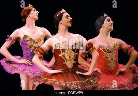 (Dpa) - ballerini del gruppo di danza Les Ballets Trockadero de Monte Carlo danze Grand Pas da 'Paquita' alla philharmony di Colonia, Germania, 26 agosto 2003. Nella performance del gruppo da New York 15 ballerini maschio professionalmente imitare la classica ballerine. Il gruppo è stato fondato nel 197 Foto Stock