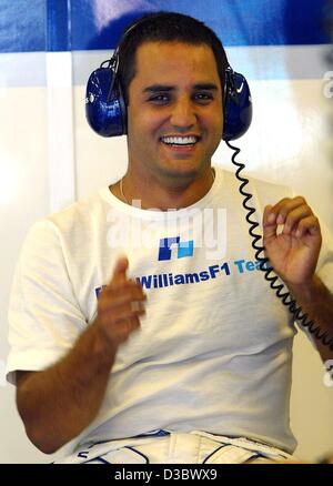 (Dpa) - colombiano di pilota di Formula Uno Juan Pablo Montoya (BMW-Williams) è in un buon umore davanti alla formazione gratuita su Hungaroring vicino a Budapest, 23 agosto 2003. Egli ha conquistato il secondo posto nel Gran Premio di Ungheria il 24 agosto. Foto Stock