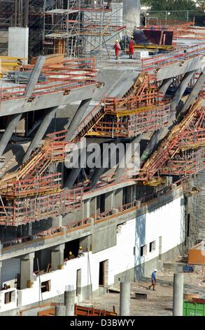 (Dpa) - costruzione i lavoratori lavorano sul sito della costruzione del nuovo stadio Allianz Arena di Monaco di Baviera, Germania, il 21 agosto 2003. La architetti svizzeri Jacques Herzog e Pierre de Meuron progettato il nuovo stadio sportivo a nord di Monaco di Baviera. Essi hanno anche vinto il concorso internazionale per la guarnizione Foto Stock