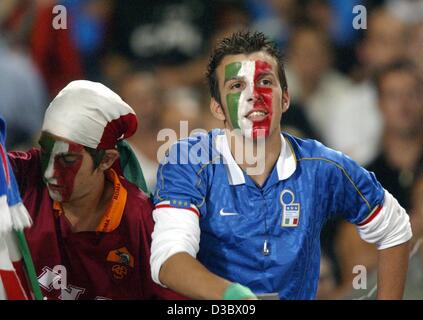 (Dpa) - Italian soccer fans hanno dipinto il volto con i loro colori nazionali e guardare il calcio amichevole tra Germania e Italia a Stoccarda, Germania, 20 agosto 2003. Italia vince 1-0. Foto Stock