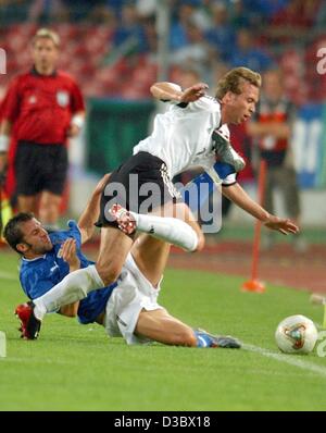 (Dpa) - avanti italiano Alessandro del piero (L) arresta il difensore tedesco Andreas Hinkel (R) durante il soccer amichevole tra Germania e Italia a Stoccarda, Germania, 20 agosto 2003. Italia vince 1-0. Foto Stock