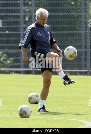 (Dpa) - German National Soccer coach Rudi Voeller gioca una palla durante un allenamento della squadra tedesca in Ostfildern-Ruit vicino a Stoccarda, Germania, 18 agosto 2003. Germania Italia volti in una partita amichevole mercoledì 20 agosto. Foto Stock