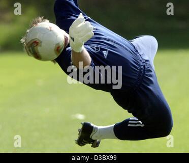 (Dpa) - nazionale tedesco di portiere Oliver Kahnn salta per effettuare un salvataggio durante un allenamento di calcio tedesco squadra Ostfildern-Ruit vicino a Stoccarda, Germania, 18 agosto 2003. Germania Italia volti in una partita amichevole mercoledì 20 agosto. Foto Stock