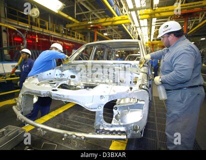 (Dpa) - due lavoratori di DaimlerChrysler lavorare su un corpo vettura presso gli impianti di produzione in Tuscaloosa, STATI UNITI D'AMERICA, 21 luglio 2003. La pianta è la prima fabbrica di assemblaggio della casa automobilistica tedesca ed è stata la produzione di vetture Mercedes della classe M dal maggio 1997. Il fuoristrada è anche in fase di produzione Foto Stock