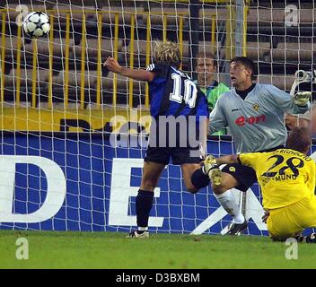 (Dpa) - Dortmund Portiere Roman Weidenfeller indietro (R) e il suo frontman centrocampista norvegese Andre Bergdoelmo (fondo, R) non riescono a fermare la palla di Bruges' centrocampista ceca Nastja CEH come egli capi la sfera nella obiettivo durante la Champions League Soccer Game FC Bruges contro il Borussia Dortmund un Foto Stock