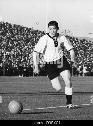 (Dpa file) - Tedesco ex soccer ace Helmut Rahn corre con la palla attraverso il passo durante il 1958 World Cup quarti di finale Germania contro la Jugoslavia in Malmoe, Svezia, 19 giugno 1958. La Germania ha vinto il gioco 1-0. Rahn morì il 14 agosto 2003 e avrebbe girato 74 il 16 agosto 2003. Rahn advanced Foto Stock