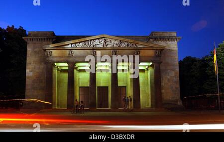 (Dpa) - Una vista su una strada con lampi di luce che passa dal verso la "Neue Wache" (nuovo corpo di guardia) memorial luogo a Berlino, 20 luglio 2003. L'edificio serve come un memoriale centrale posto in Germania di commemorazione delle vittime di guerra e la tirannia. La "Neue Wache' è stato costruito tra il 1816 e il 1818 Foto Stock