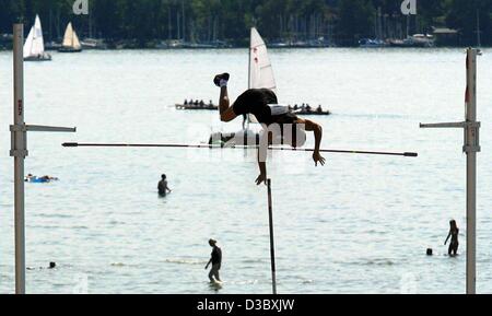 (Dpa) - Tedesco pole vaulter Tim LOBINGER bussa verso il basso la barra durante le eliminatorie della spiaggia ISTAF Incontro sulla spiaggia del lago Wannsee a Berlino, 7 agosto 2003. Lago Wannsee preferito è un area ricreativa per i berlinesi. Foto Stock