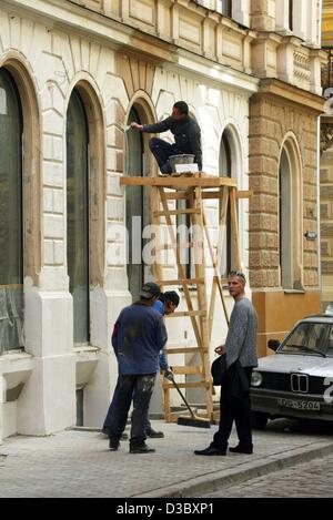 (Dpa) - Molti lavoratori che ripristinare la facciata di un edificio storico nel centro storico di Riga, Lettonia, 20 maggio 2003. Molti degli edifici storici sono state distrutte durante la Seconda Guerra Mondiale. La lettonia, situato nel nord-est Europa con una fascia costiera lungo il Mar Baltico, è geograficamente la metà del th Foto Stock