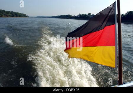 (Dpa) - Il tedesco della bandiera nazionale vola nella parte posteriore della pattuglia di polizia barca WSP 5 della polizia fluviale accelerando lungo il fiume Reno vicino Bonn-Beul, Germania, 4 agosto 2003. Foto Stock