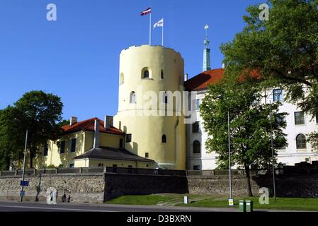 (Dpa) - Una vista del Castello di Riga, oggi il palazzo presidenziale di Riga, Lettonia, 25 maggio 2003. Costruito per l'Ordine nel 1330, il Castello di Riga è servita come sede del potere secolare per un lungo periodo di tempo. Posto sulle rive del Daugava è stato scelto per lo scopo di sorvegliare tutte le navi che è venuto in t Foto Stock