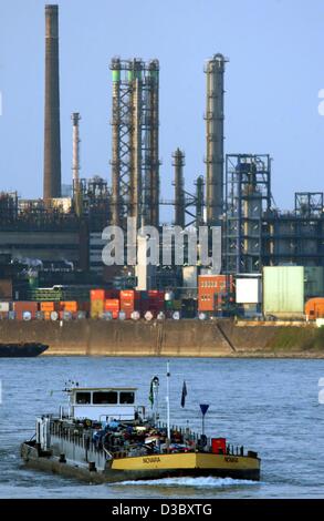 (Dpa) - una nave merci passa la pianta di fabbrica del gruppo chimico tedesco Bayer AG di Leverkusen, Germania, 5 agosto 2003. Foto Stock