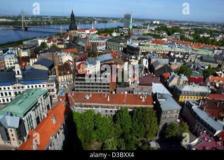 (Dpa) - La vista dalla cima della chiesa di San Pietro sopra la città di Riga, Lettonia, 22 maggio 2003. Nel Centro la Torre Nera della Cattedrale del Duomo, a destra con la torre di colore verdastro di san Jacob, sullo sfondo il fiume Daugava. Riga che una volta era un importante centro della Lega Anseatica e pro Foto Stock