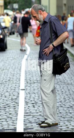 (Dpa) - Un uomo legge i laminati fuori la Bibbia in Bad Blankenberg, Germania, 2 agosto 2003. La Bibbia scritta su un circa 4 km di lunghezza rotolo di carta, è detto di essere il più lungo la Bibbia nel mondo. Gli abitanti della cittadina di Bad Blankenberg nonché i partecipanti della " Conferenza del tedesco Protes Foto Stock