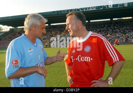 (Dpa) - Karl-Heinz Rummenigge (R), presidente del consiglio tedesco del club calcistico FC Bayern Monaco, colloqui con la nazionale tedesca allenatore di calcio e ex TSV 1860 star del calcio Rudi Voeller davanti a un gioco di carità opponendosi alla vecchie stelle del TSV 1860 Monaco di Baviera e FC Bayern Monaco di Baviera A Monaco di Baviera, 30 Luglio 2003 Foto Stock