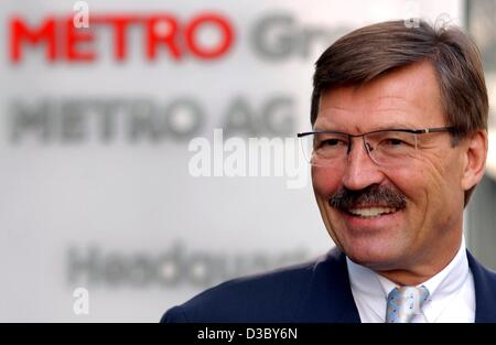 (Dpa) - Hans-Joachim Koerber, CEO di vendita tedesca Metro corporation, raffigurato nella parte anteriore della sede a Duesseldorf in Germania, 31 luglio 2003. Foto Stock