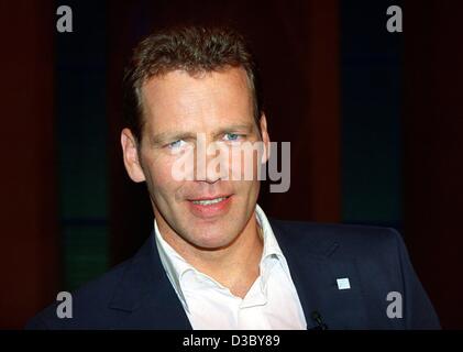 (Dpa) - ex tedesco boxe pro Henry Maske nella foto durante un talkshow televisivi a Berlino, 27 luglio 2003. Egli aveva fondato la Henry Maske fondo nel giugno 1999, la quale è impegnata ad aiutare i ragazzi svantaggiati. Foto Stock