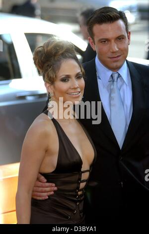 (Dpa) - attrice e cantante Jennifer Lopez e il suo fidanzato, attore Ben Affleck, arrivano alla premiere del loro nuovo film "Gigli" a Los Angeles, 27 luglio 2003. Nel film di Affleck gioca Gigli, un inetto hitman, chi è assegnato un lavoro dalla mafia di rapire una mentalmente ritardati fratello di un California distric Foto Stock